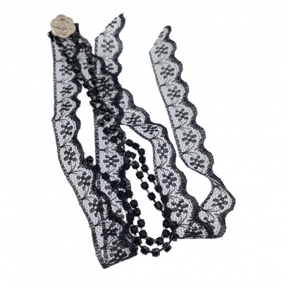 Fita decorativa preta de renda com cordão de contas pretas e flor bege