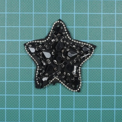 Aplicação Estrela 5cm Base Feltro com Pedras, Corrente e Bolas Cosidas