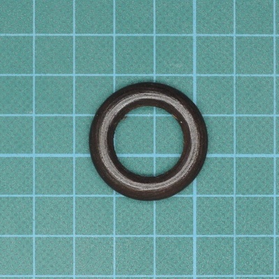 Anel de borracha preto circular em fundo azul quadriculado