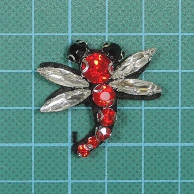 Aplicação Libelula 3cm Base Feltro com Pedras Cosidas