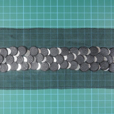 Lantejoulas de Metal e Napa cosidas 3,5cm sobre Tira de Tule e Organza 8,5cm