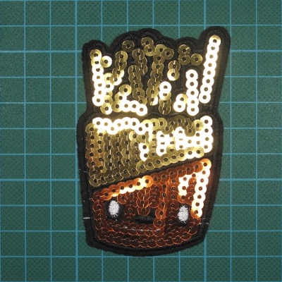 Emblema Pacote Batatas Fritas 9cm x 5,5cm com Bordado e Lantejoulas sobre Feltro com Cola