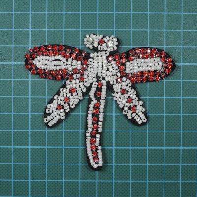 Libelula 8cm x 9cm com Pedras e Missangas cosidas sobre base de feltro