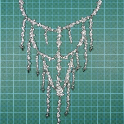 Colar brilhante com franjas em fundo quadriculado verde