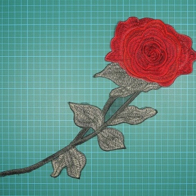 Flor 3D Bordada sobre Base Organza 34,4cm x 14,3cm