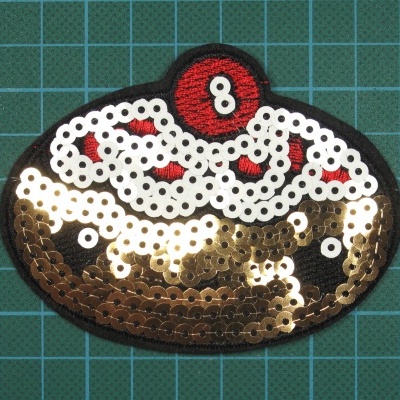 Emblema Bolo 7cm x 9cm com Bordado e Lantejoulas sobre Feltro com Cola