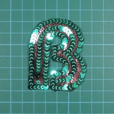 Letra B 6cm x 4,5cm com Lantejoulas sobre base de tule com Cola