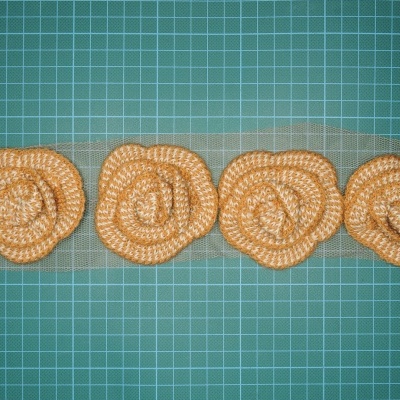 Aplicação Flor de Lã 8cm Camel e Bege sobre Tule