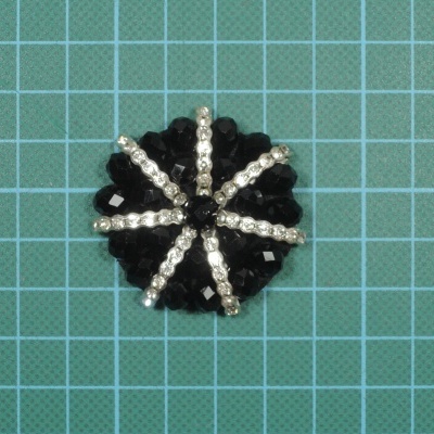 Aplicação Redonda 4cm Base Feltro com Bolas facetadas e Brilhantes Cosidas