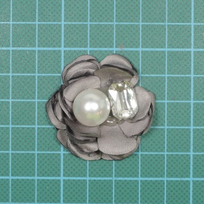 Flor de Tecido 4cm base de Feltro com Pedra e Pérola Cosida