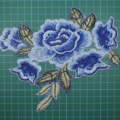 Flores Bordadas sobre Organza 13,5cm x 18cm com Base de Cola