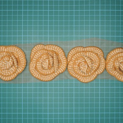 Aplicação Flor de Lã 8cm Camel e Bege sobre Tule