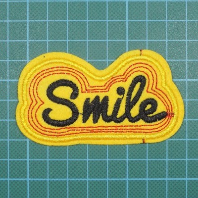 Emblema Palavra Smile 5cm x 8,5cm Bordado sobre Feltro
