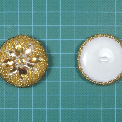 Botão de Pé 3,6cm Forrado com Pedras e Missangas Cosidas sobre Tecido