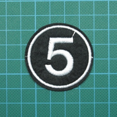 Emblema bordado preto com número 5 branco