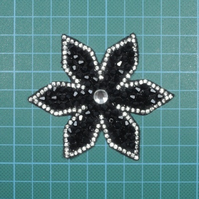 Aplicação Flor 8cm Base Cola com Pedras, Caviar e Brilhantes