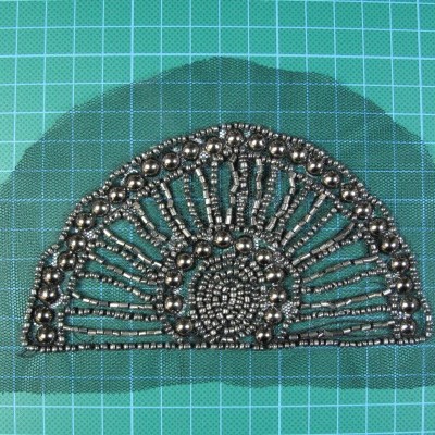 Aplicação Meia Lua com Missangas e Tachas