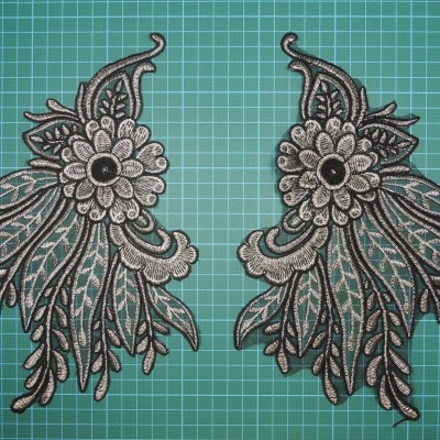 Par de Aplicações Bordadas com Cordão e Lurex sobre Base de Organza 27cm x 17cm