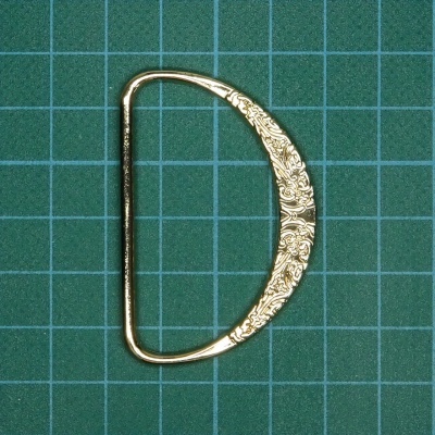 Argola Meia Lua Metálica 4,8cm com Textura