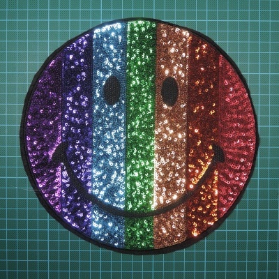 Emblema Smile Bordado com Lantejoulas 3mm sobre Feltro com Cola
