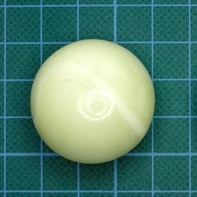 Botão redondo branco marmoreado em fundo azul de grelha