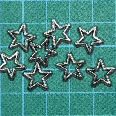 Oito estrelas metálicas prateadas sobre fundo quadriculado azul e verde