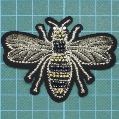 Emblema Abelha 5,5cm x 7,3cm com Bordado 3D e Missangas sobre Camurça com Cola
