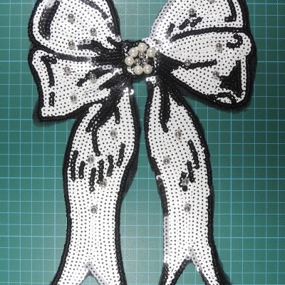 Aplicação Laço 19cm x 29cm com Lantejoulas Pérolas Bolas