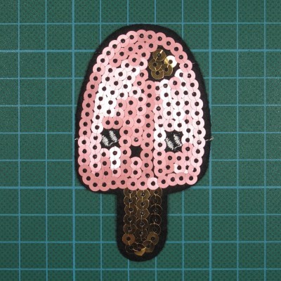 Emblema Gelado 8,5cm x 5cm Bordado e lantejoulas sobre Feltro com Cola