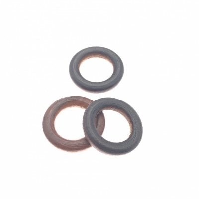 Três anéis de borracha, dois pretos e um castanho