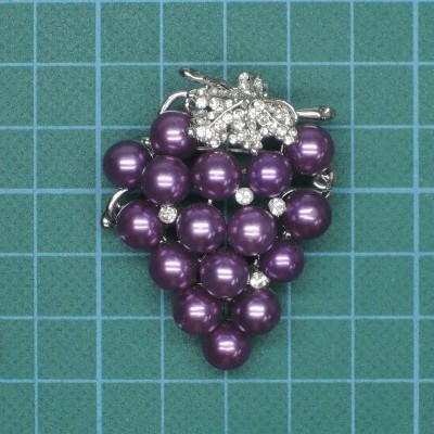 Pregadeira Metálica Uvas com Brilhantes e Pérolas 4,7cm x 3,6cm