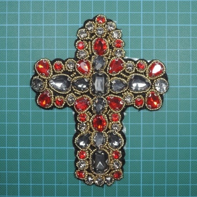 Cruz 11cm x 13,5cm Pedras e Missangas cosidas sobre base de feltro com cola.