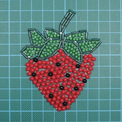 Morango Base Cola com Bolas e Vidrilhos 9x7,2cm