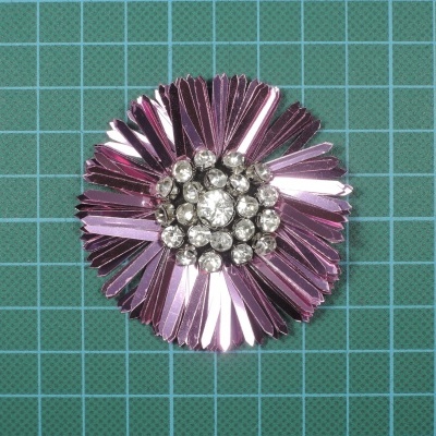 Flor 6cm Base Feltro Com Lantejoulas e Pedras Cosidas