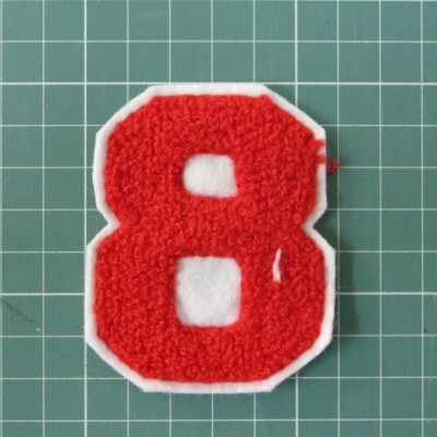 Emblema Numero 8 Bordado com ponto Argola sobre Feltro 7,5cm x 5,5cm