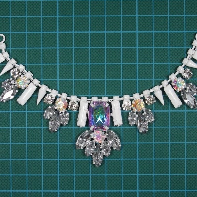 Meio Colar com Pedras e Cone