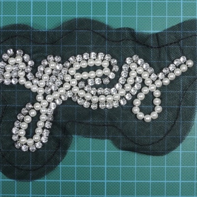 Palavra YES Base Tule com Pedra e perolas