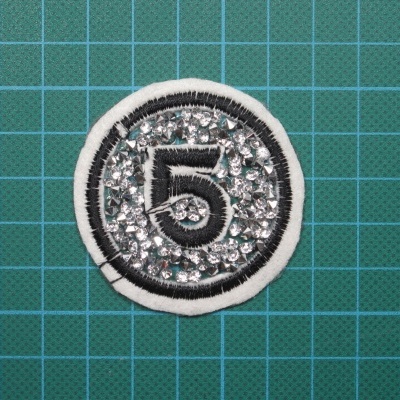 Emblema Redondo com Pedras Base de Cola com Rebordo e numero 5 bordados sobre Feltro 5cm