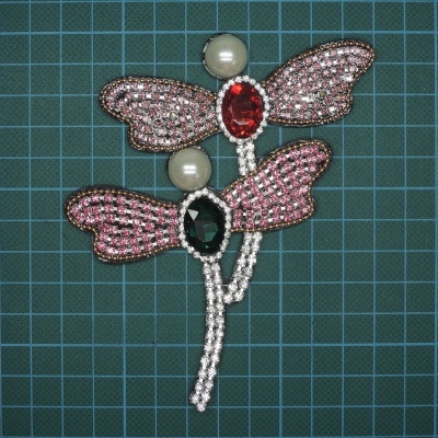 Libélulas 10cmx12cm com pedras e perolas cosidas sobre base de feltro
