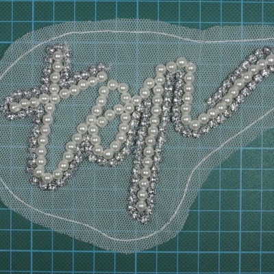 Palavra TOP Base Tule e Organza com Pedras e Bolas 8,5x13,5cm