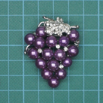 Pregadeira Metálica Uvas com Brilhantes e Pérolas 4,7cm x 3,6cm