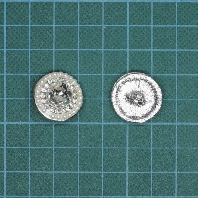 Botão de Pé Metálico com Pedras e Pérolas