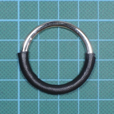 Argola Achatada Parcialmente coberta com Napa 3,6cm Interior 2,9cm