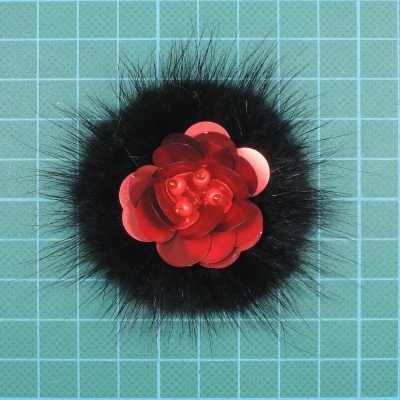 Aplicação 6cm Base Feltro com Lantejoulas ,Missangas e Pêlo