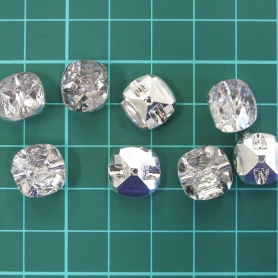 Botões quadrados transparentes facetados sobre fundo verde com grelha branca