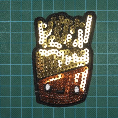 Emblema Pacote Batatas Fritas 9cm x 5,5cm com Bordado e Lantejoulas sobre Feltro com Cola