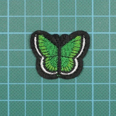 Borboleta 2,8cm x 3,9cm Bordada sobre base de Feltro