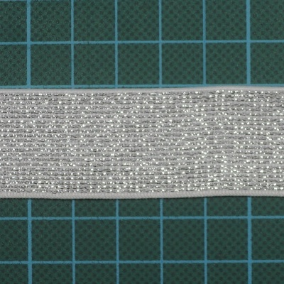 Fita prateada brilhante sobre fundo de grelha verde escuro