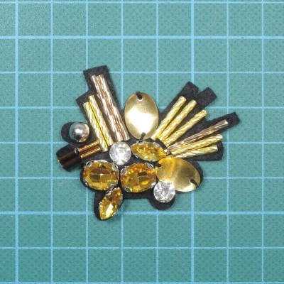 Aplicação 5cm Base Feltro com Lantejoulas Pedras e Vidrilhos Cosidos