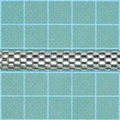 Correia metálica prateada sobre fundo quadriculado azul claro